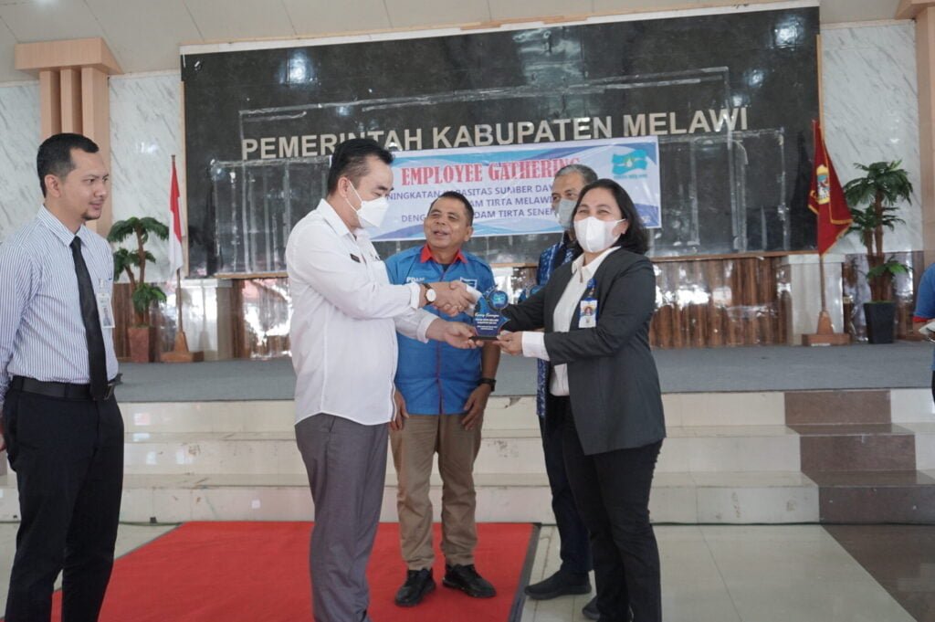 Sekda Melawi Buka Kegiatan Employee Gathering Perumdam Tirta Melawi