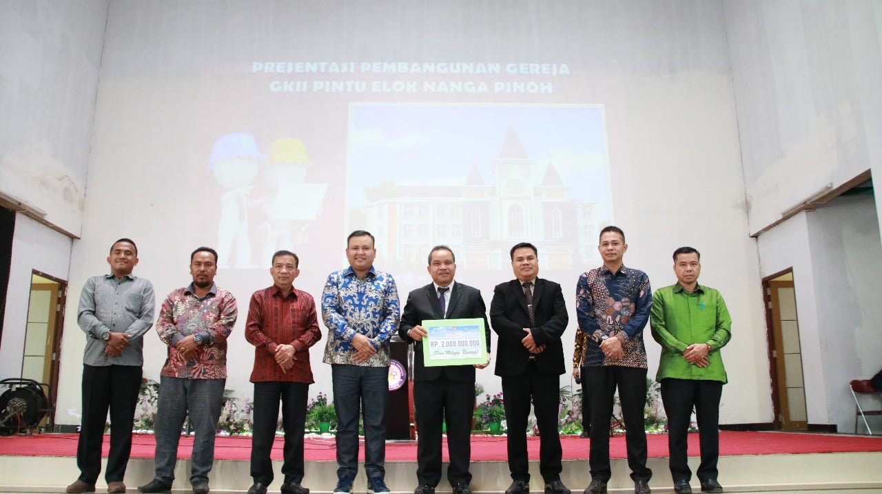 Pemkab Melawi Serahkan Bantuan Dana Hibah Pembangunan GKII Pintu Elok Nanga Pinoh