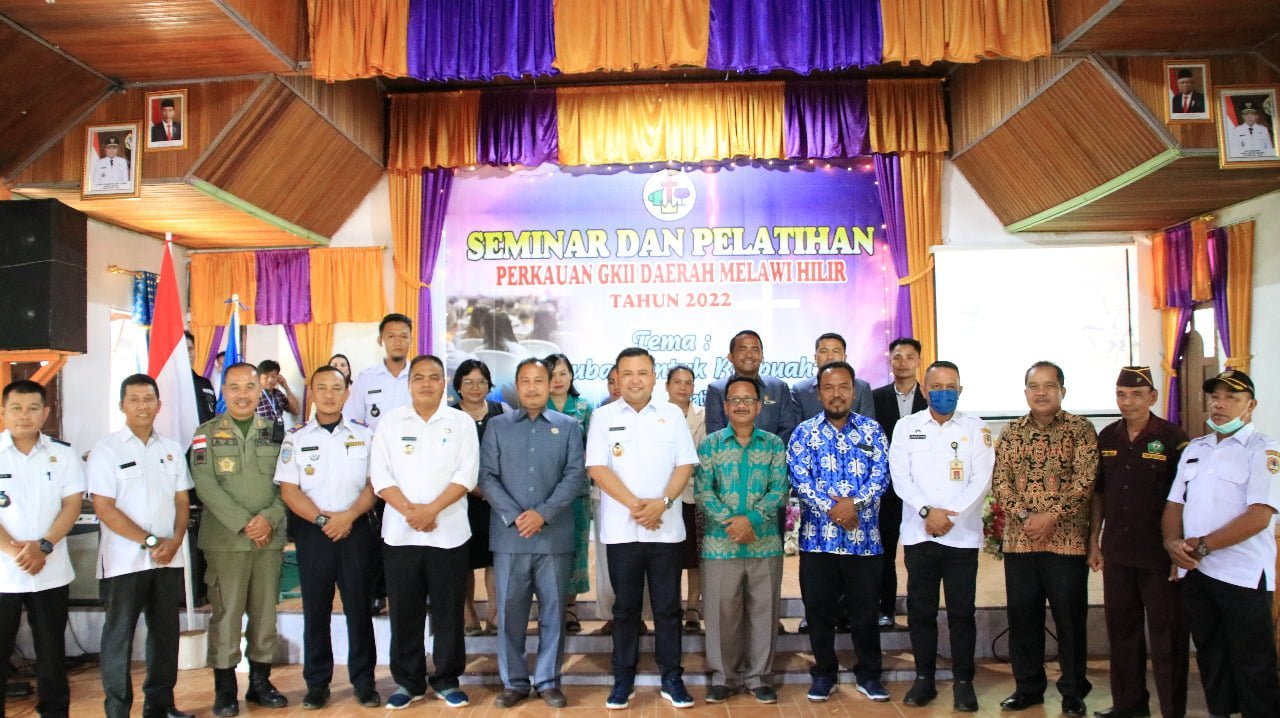 Bupati Melawi Buka Seminar dan Pelatihan Perkauan GKII Daerah Melawi Hilir