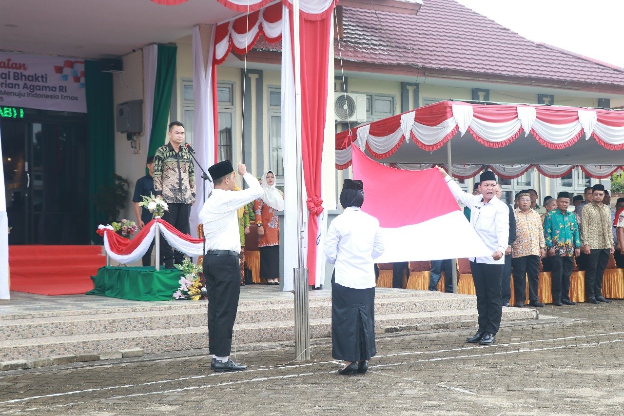 Sekda Melawi Pimpin Upacara Peringatan Hari Amal Bakti Kemenag ke-78 di Kabupaten Melawi