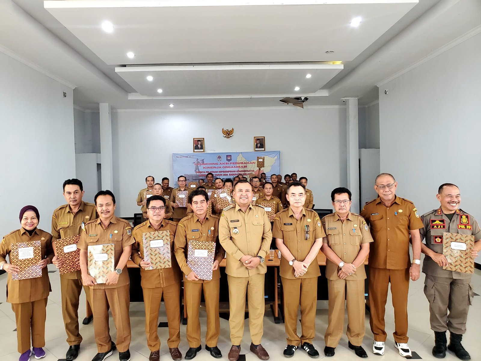 Bupati Melawi Serahkan DPA Tahun Anggaran 2025