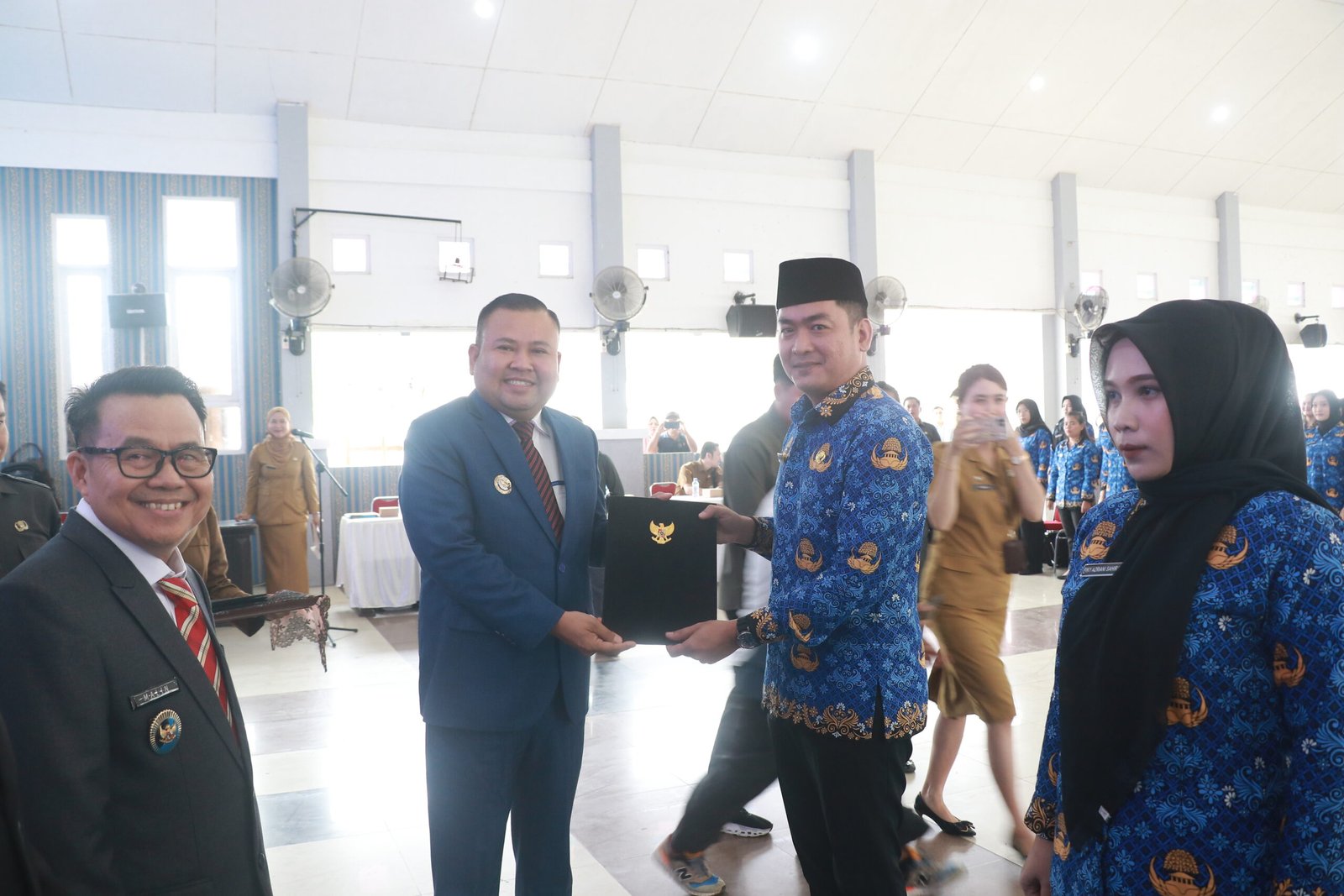 Bupati Melawi Serahkan SK CPNS Formasi Tahun 2024 di Lingkungan Pemkab Melawi