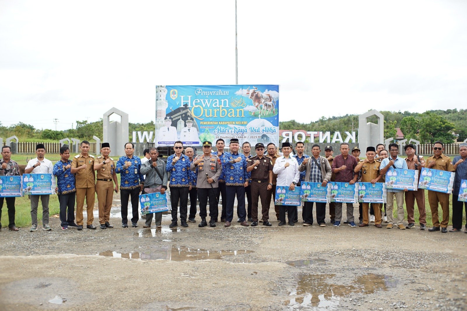 Bupati Melawi Serahkan Bantuan Hewan Kurban dari Pemerintah Kabupaten Melawi