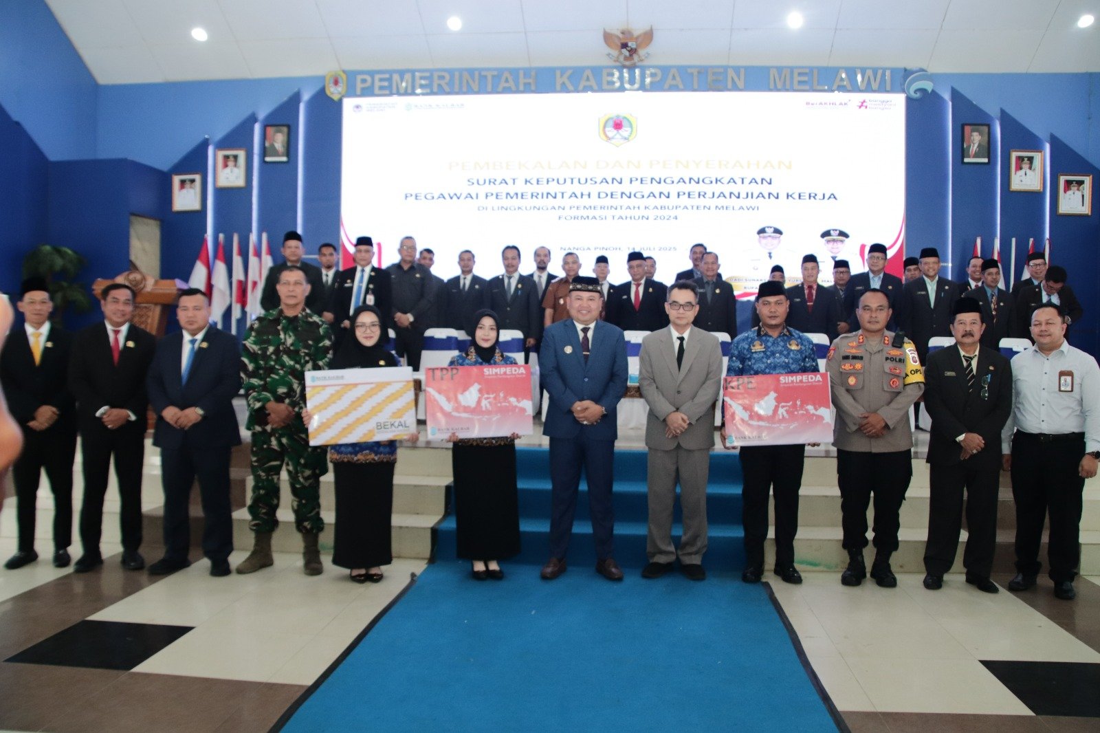 Bupati Melawi Serahkan SK PPPK Formasi Tahun 2024 di Lingkungan Pemkab Melawi